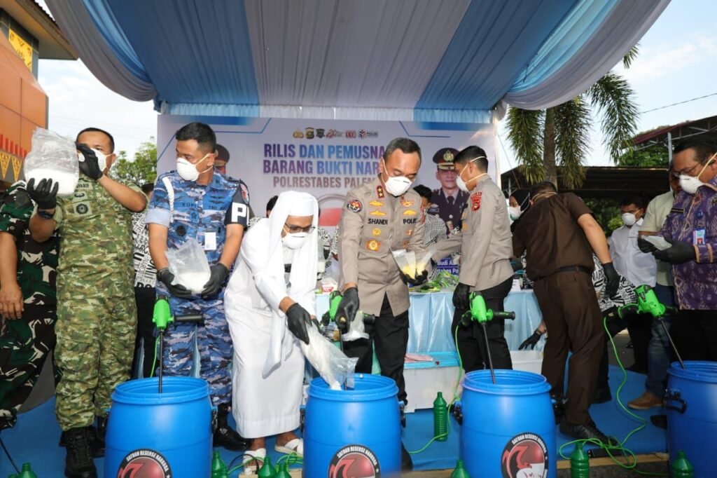 Wujud Negara Hadir, Kapolda Sumsel Pimpin Penyerahan Barang Bukti Kejahatan ke Korban